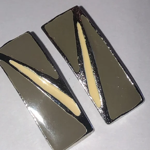 Vintage Geometric Silver Tone and Tan Green Enamel Boho Retro Earrings - Picture 4 of 6